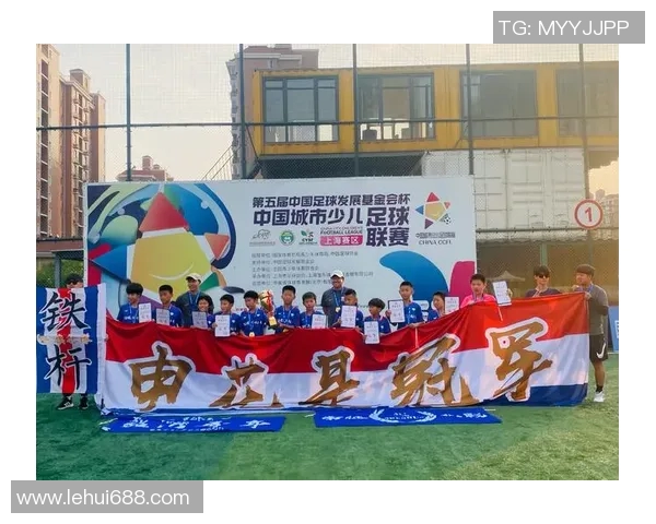 足球明星签约瞬间定格精彩时刻见证荣耀与梦想交汇的美好画面 足球明星签约瞬间定格精彩时刻见证荣耀与梦想交汇的美好画面